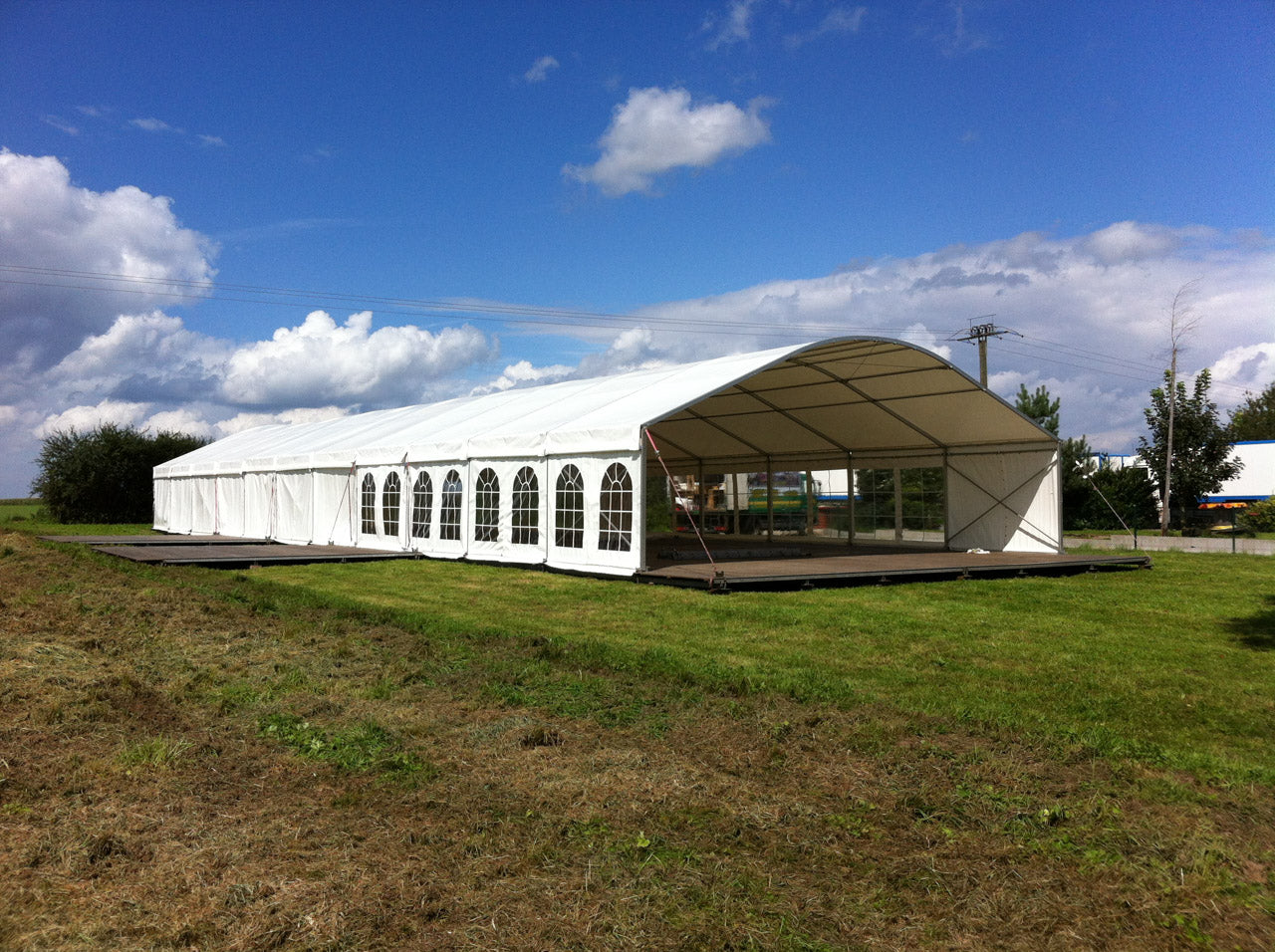 Rundbogenzelt (Bodega) mit Boden mieten